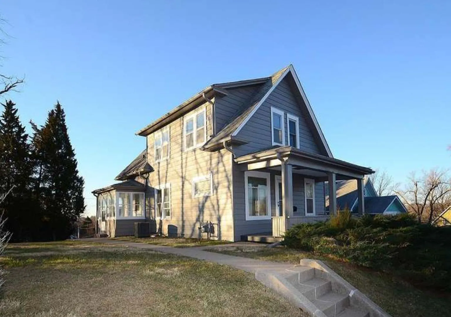Beautiful 5 Bedroom Home! — Photo 1
