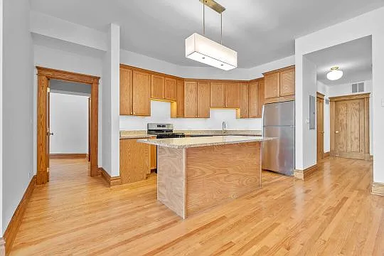 6 bed, 2500 sqft, $5,695 — Photo 2