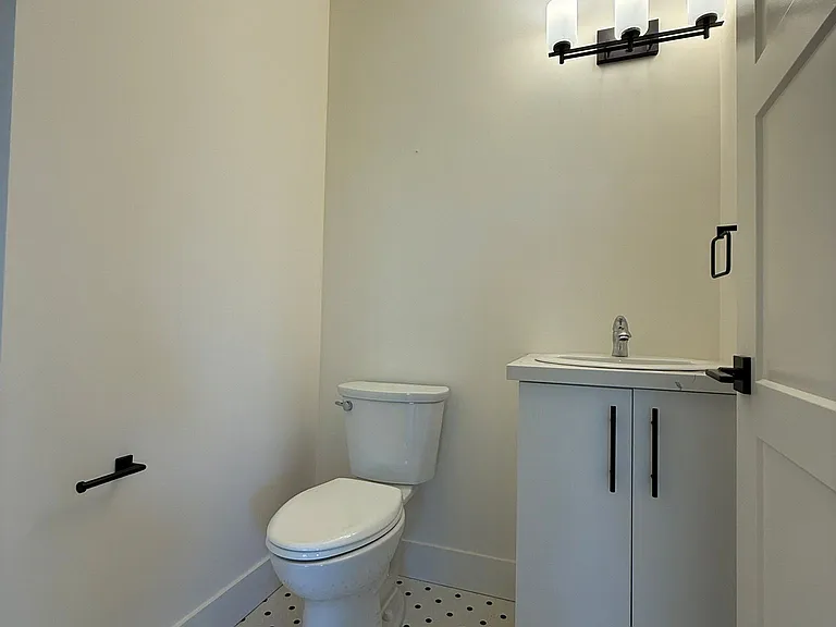 604 Queen St S #401 — Photo 21