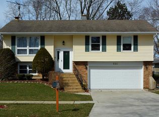 660 Macarthur Dr, Buffalo Grove, IL 60089