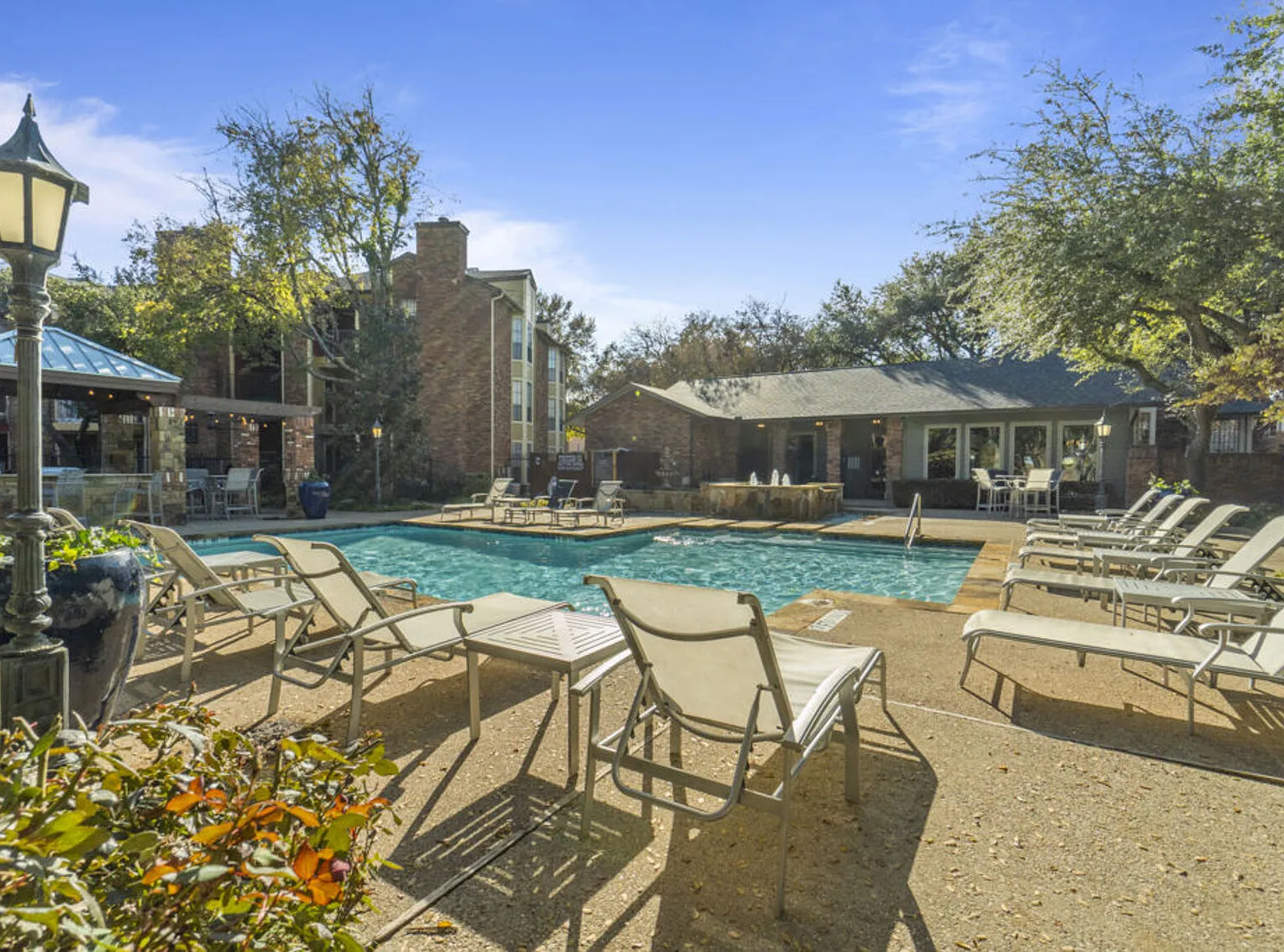 Chateau on the River Apartments — Photo 4