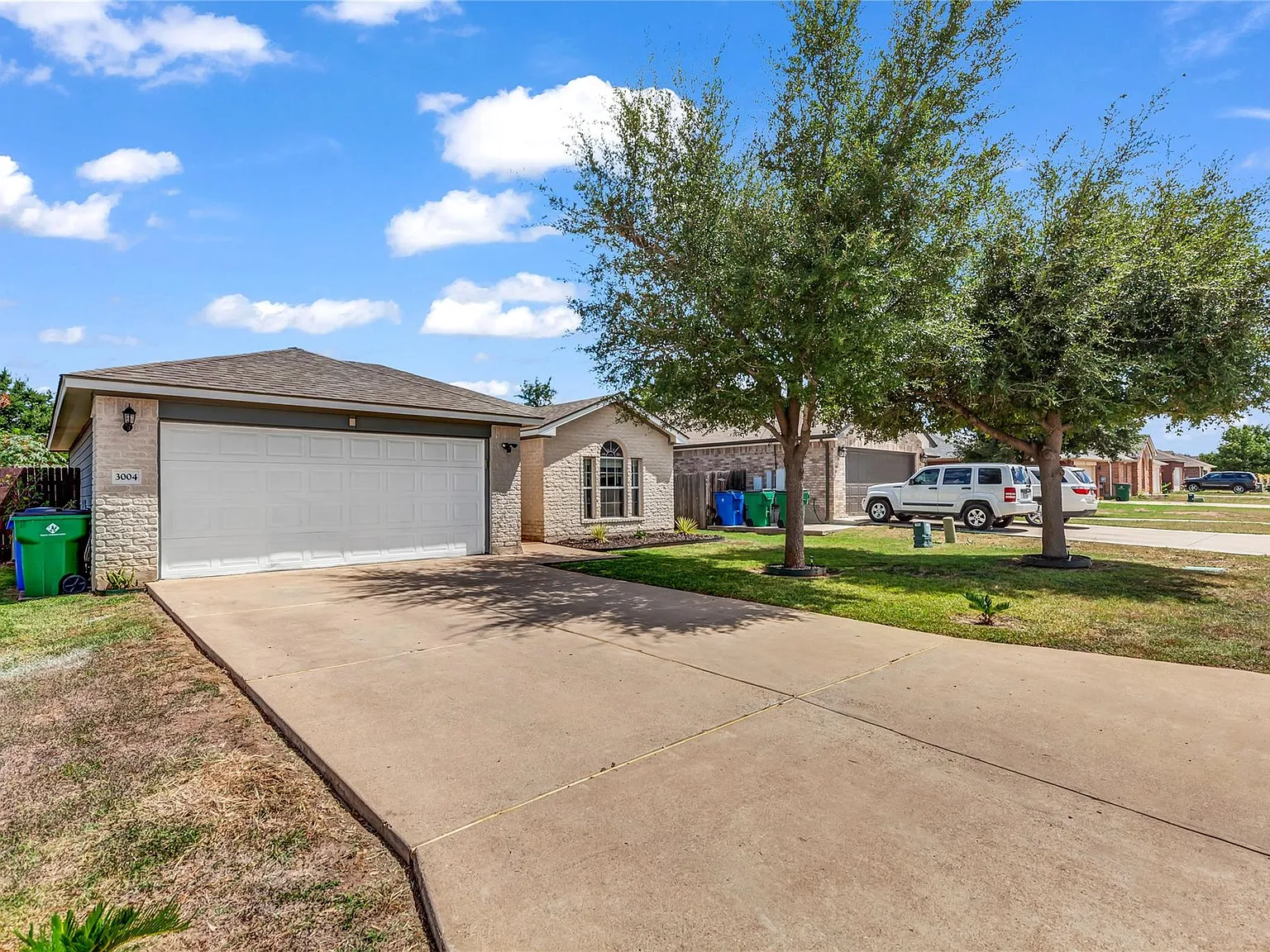 3 bed, 2.0 bath, 1184 sqft, $2,050 — Photo 3