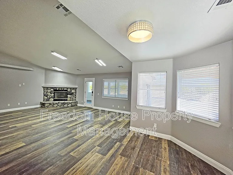 3630 E Vineyard Dr N — Photo 21