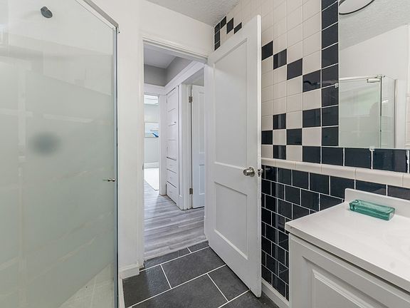 4th image of 3797 W 38th St #A
