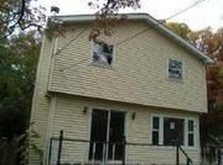 312 Hillside Dr, Island Lake, IL 60042