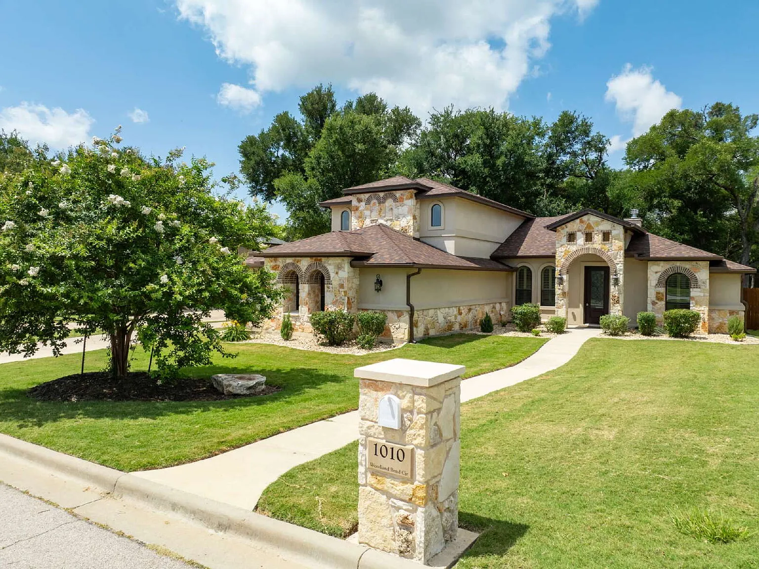 5 bed, 3.0 bath, 3184 sqft, $3,200 — Photo 2
