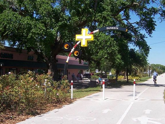 5th image of 323 Buena Vista Dr S