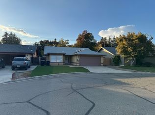 1045 N Oakwood Ct, Visalia, CA 93291