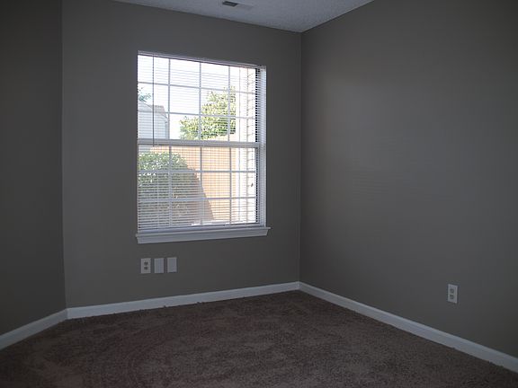 5th image of 389 Lees Mill Dr