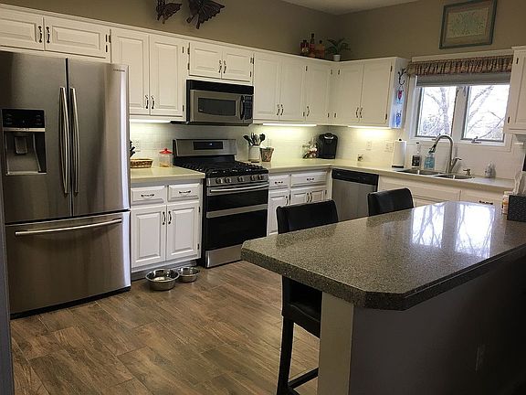 Kitchen w/ breakfast bar