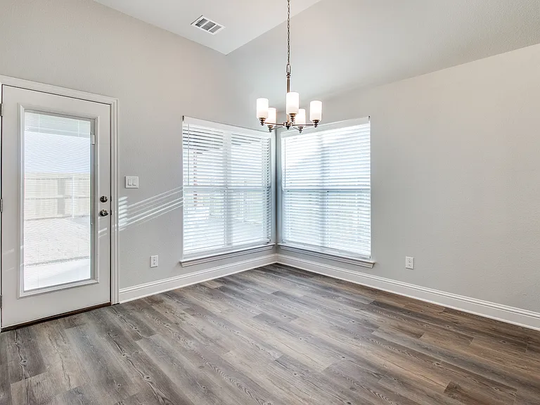 2806 Clover Dr — Photo 5
