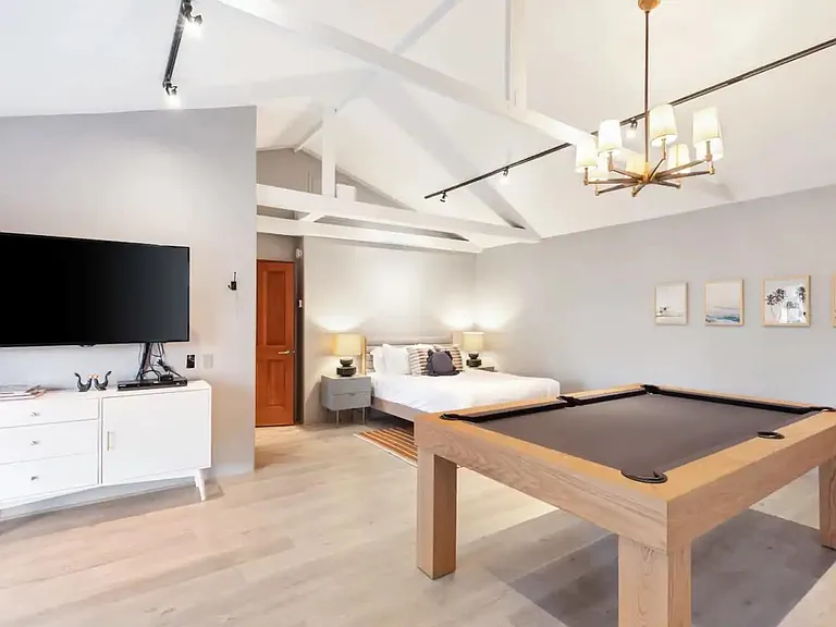 Settle down in the ope-plan Guest house bedroom