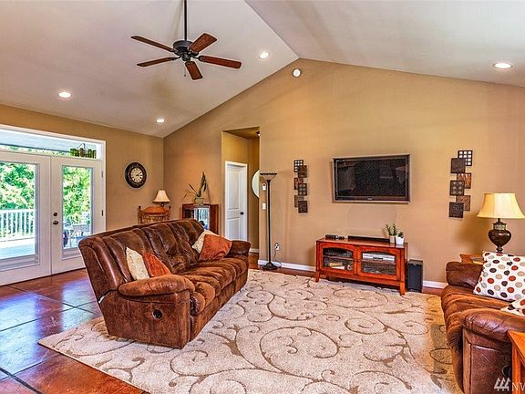 3rd image of 302 Dena Ln