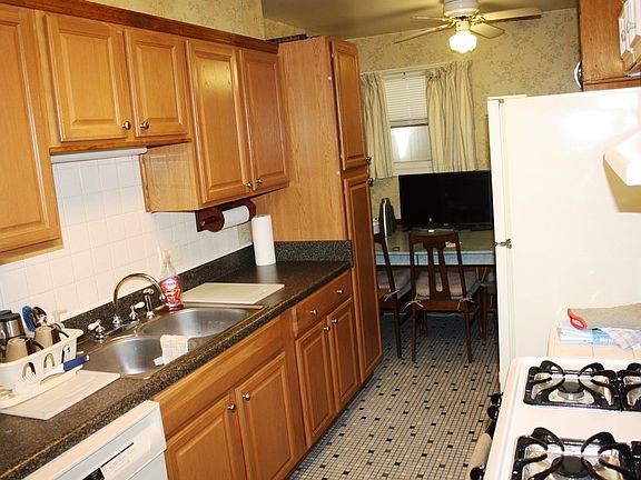 4th image of 102 Dearborn St