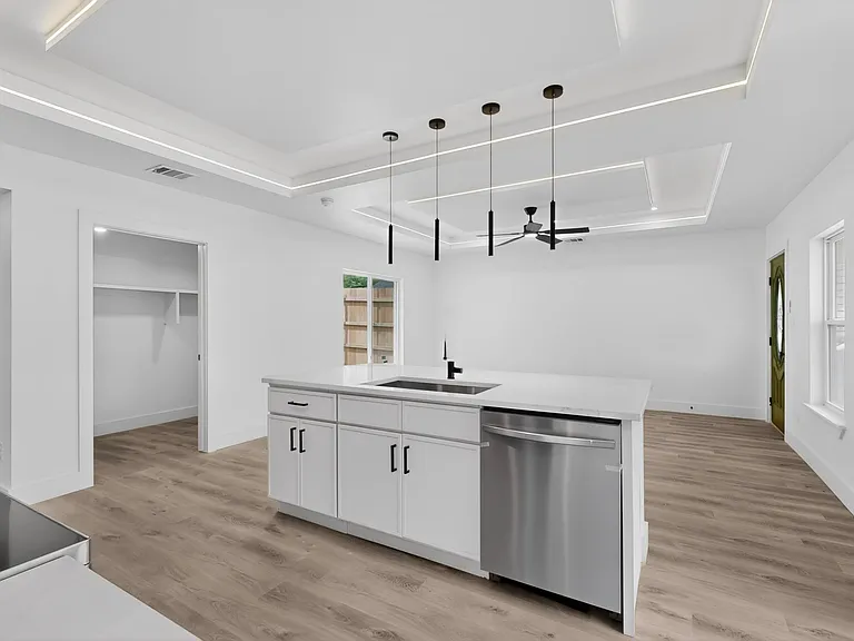 719 S Storey St — Photo 23