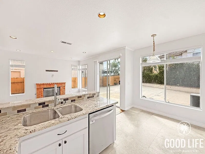 4 bed, 2.5 bath, 1858 sqft, $4,595 — Photo 4