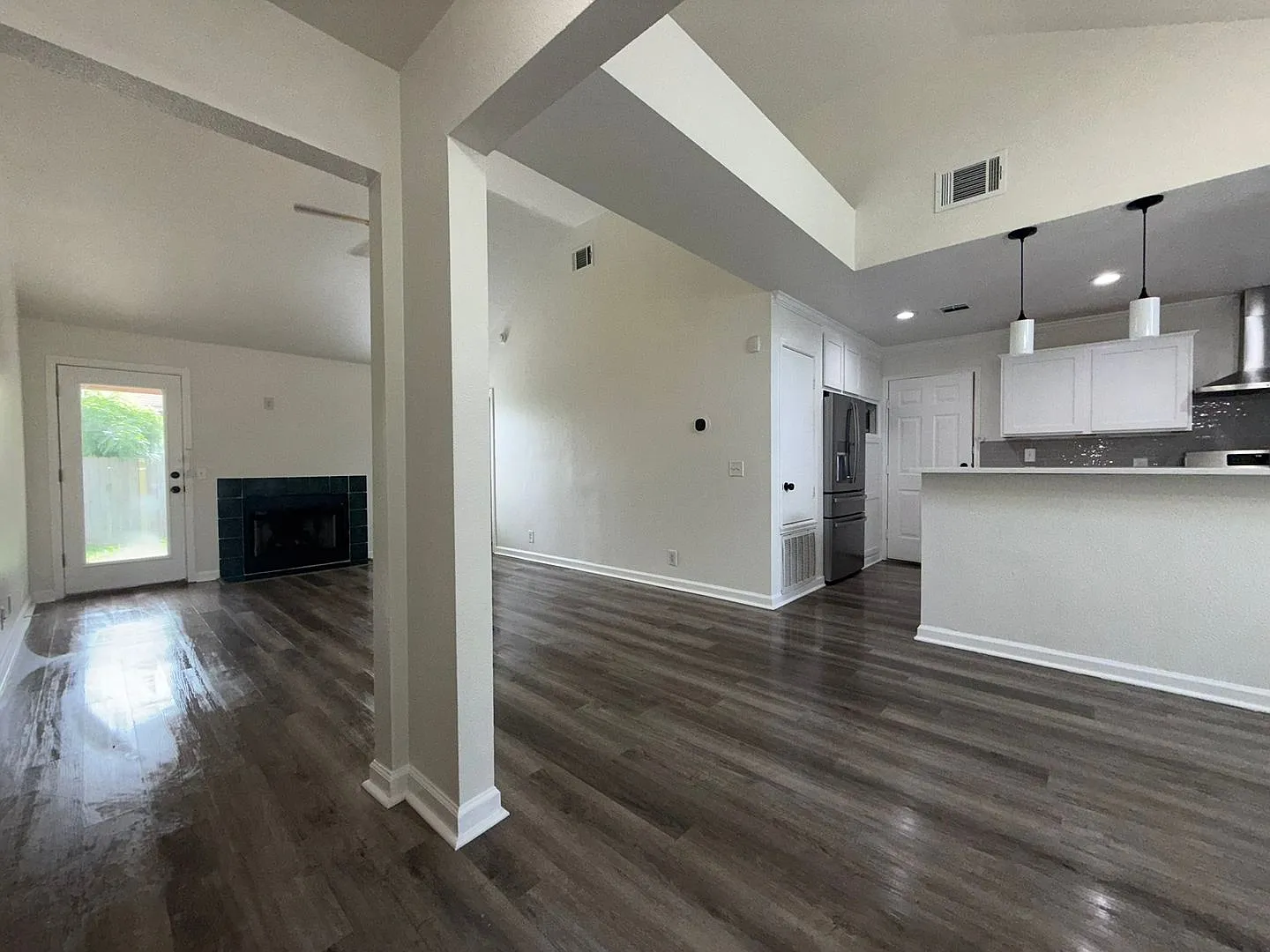 East - 3 Bed, 2 Bath ( Free Rent ; W/ Qualified App: Call For Details )_ — Photo 4