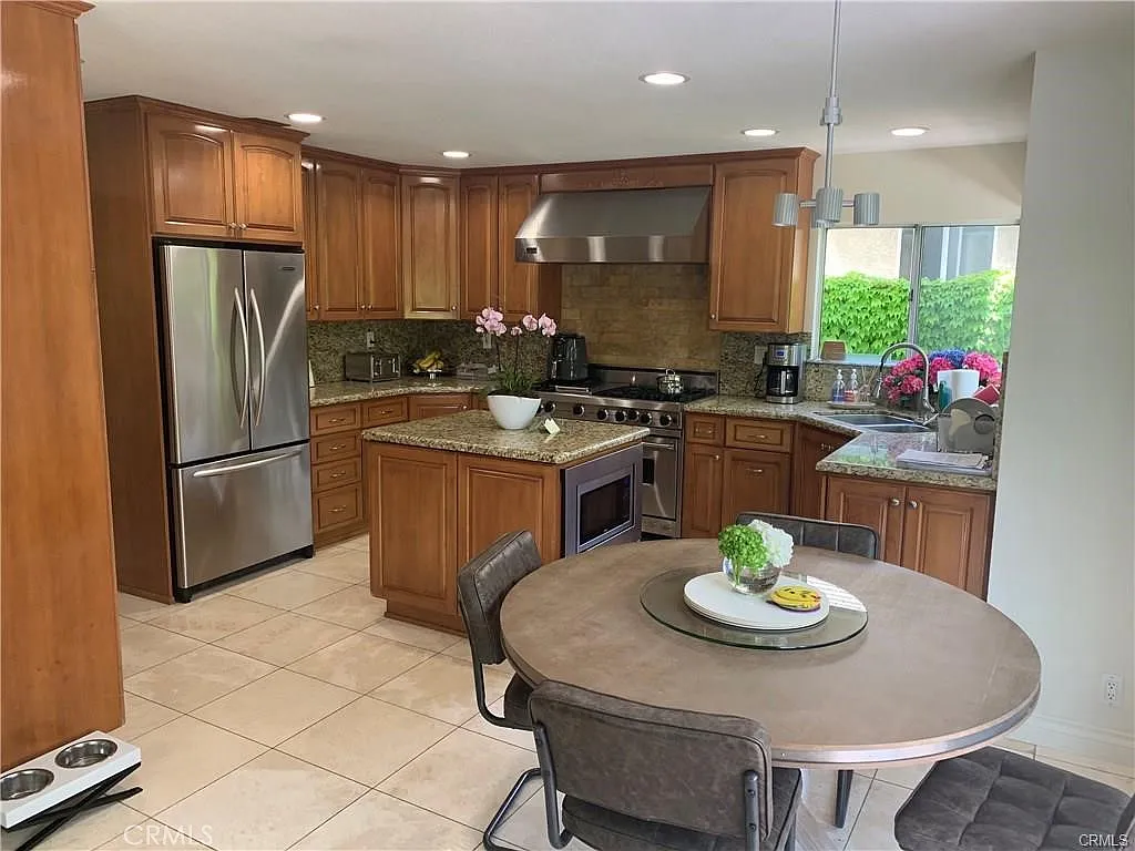 4 bed, 3.5 bath, 2475 sqft, $5,100 — Photo 2