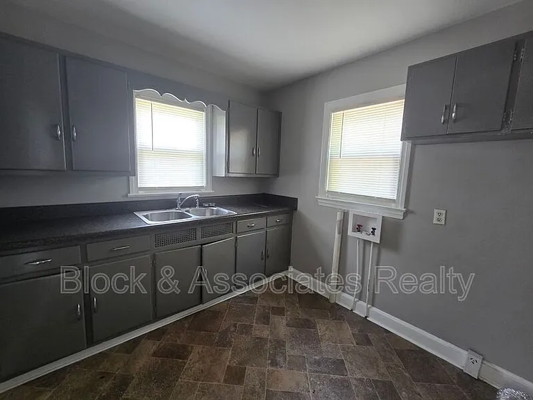 1034 E Lexington Ave — Photo 6