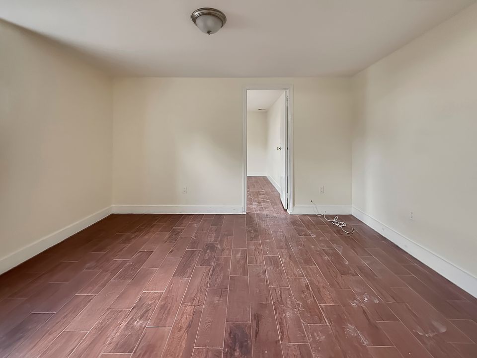 2nd image of 35 Bryn Mawr Ter Floor 1