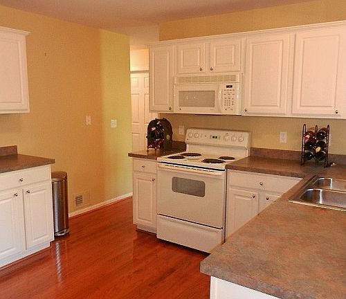 4th image of 3923 Ravensfield Dr