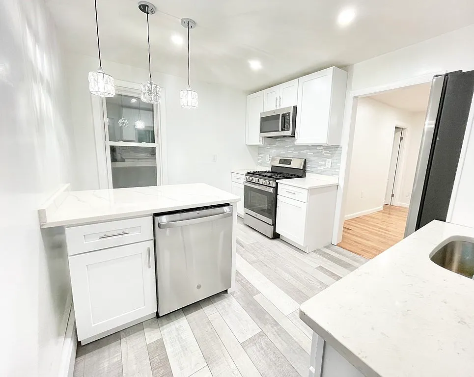 2 bed, 950 sqft, $2,200 — Photo 2