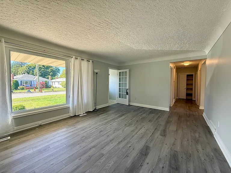 404 Grantham Ave — Photo 4
