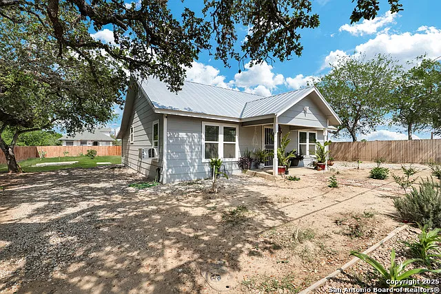 2 bed, 1.0 bath, 1184 sqft, $1,450 — Photo 2