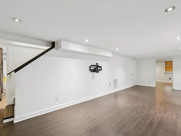 589 Highcrest Dr — Photo 16