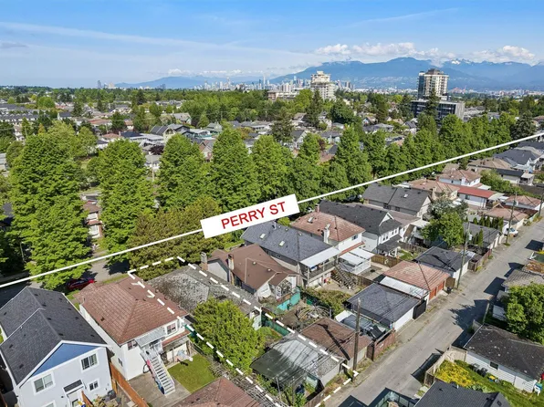 4420 Perry St, Vancouver, BC V5N 3X5