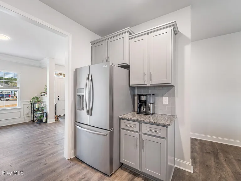 1003 Manhatten Ct — Photo 5