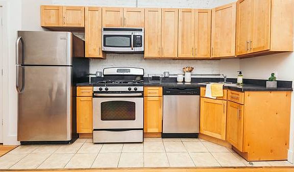 3rd image of 1396 Putnam Ave #2R