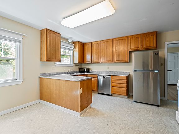 4th image of 481 Bestor St