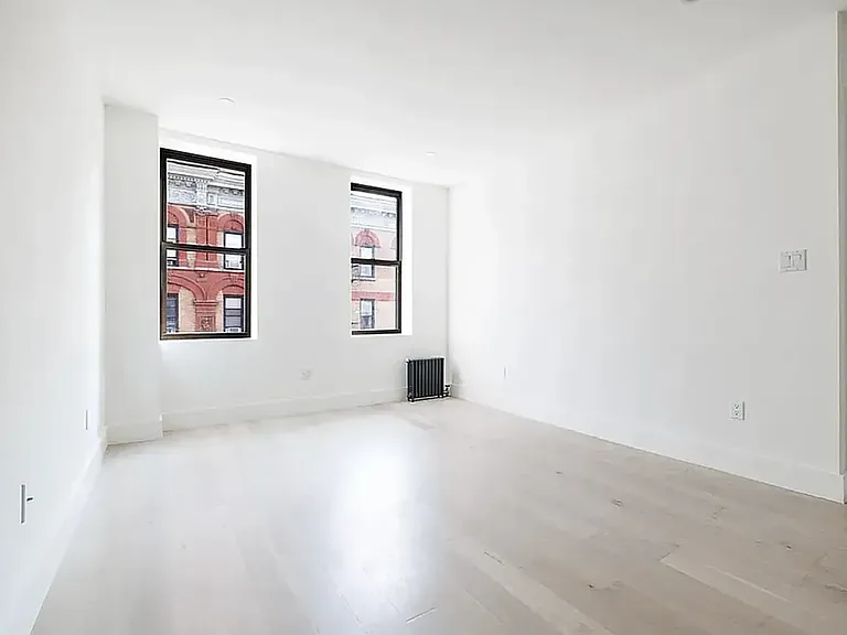 300 W 21st St #34 — Photo 2