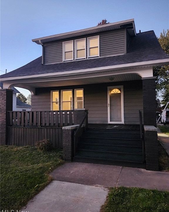 1st image of 922 W 21st St