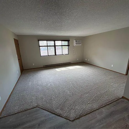 355 E State St — Photo 7