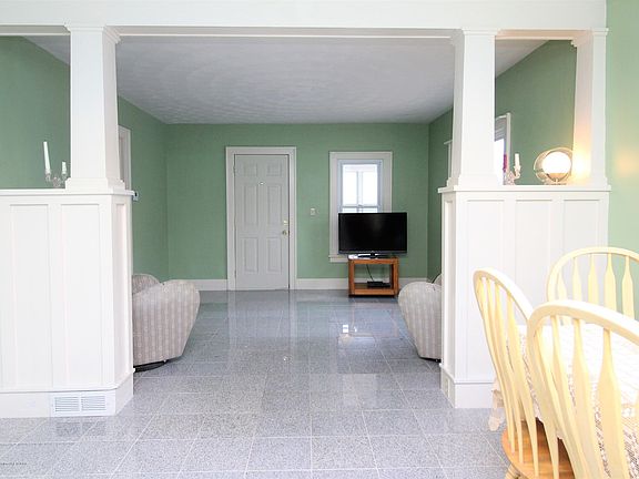 3rd image of 209 Diana St