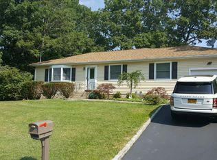 27 Locust Ave, Coram, NY 11727