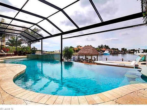 Negative Edge Infinity Pool and Spa overlooking Intersecting Canals