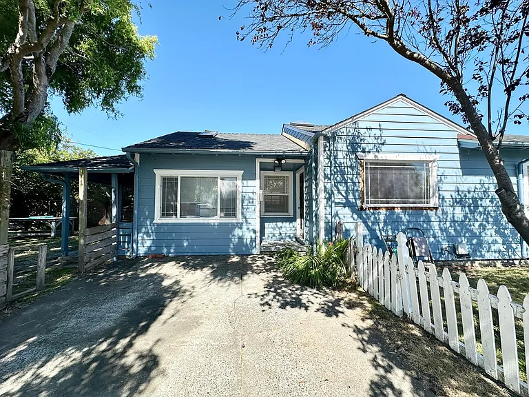 1465 R St — Photo 1