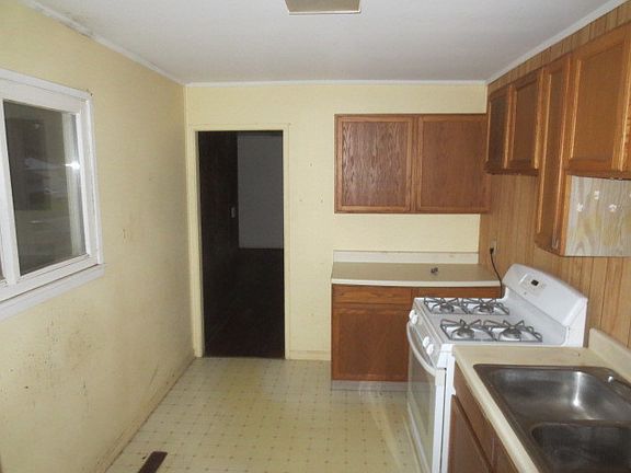 5th image of 33 Pine St