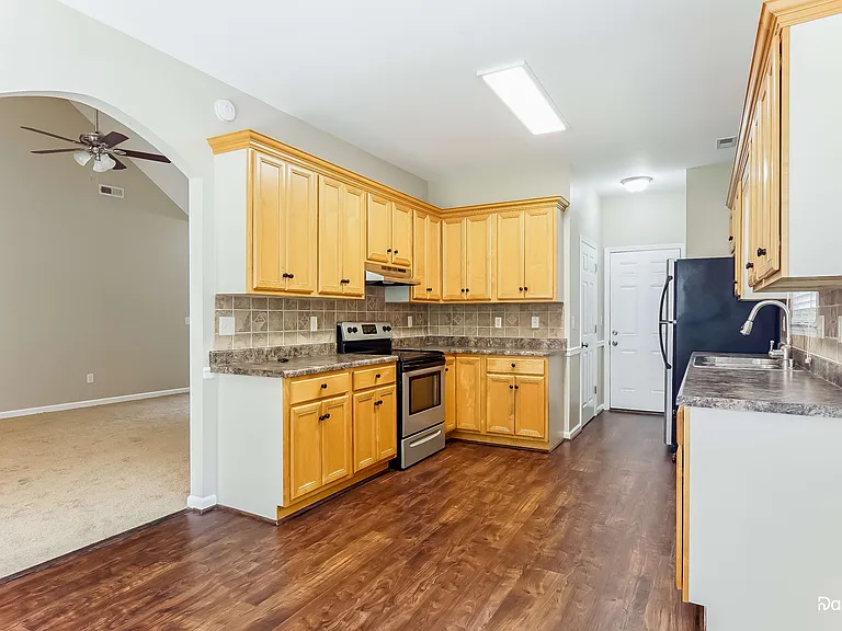 137 Daventry Dr — Photo 3