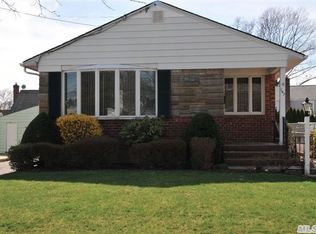 147 Latham Rd, Mineola, NY 11501