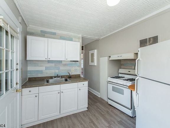 3rd image of 37 Bloomfield Ave APT 5-6