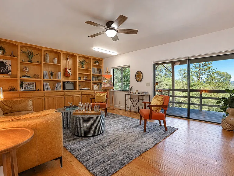 1049 Woodside Ln — Photo 33