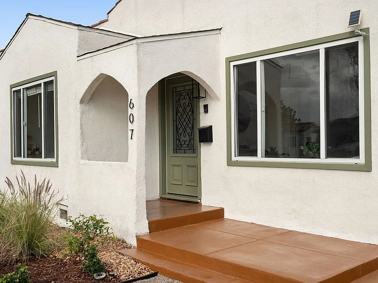 607 W 111th Pl — Photo 2