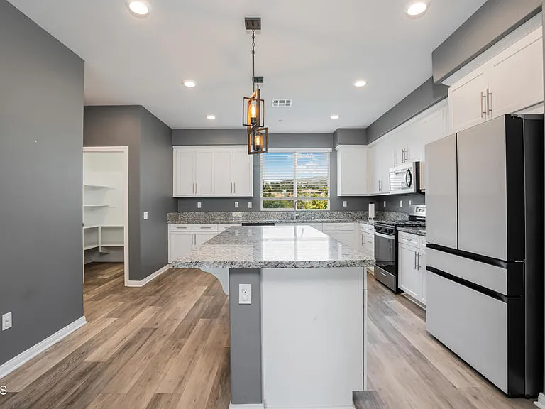 667 Pedro St — Photo 16
