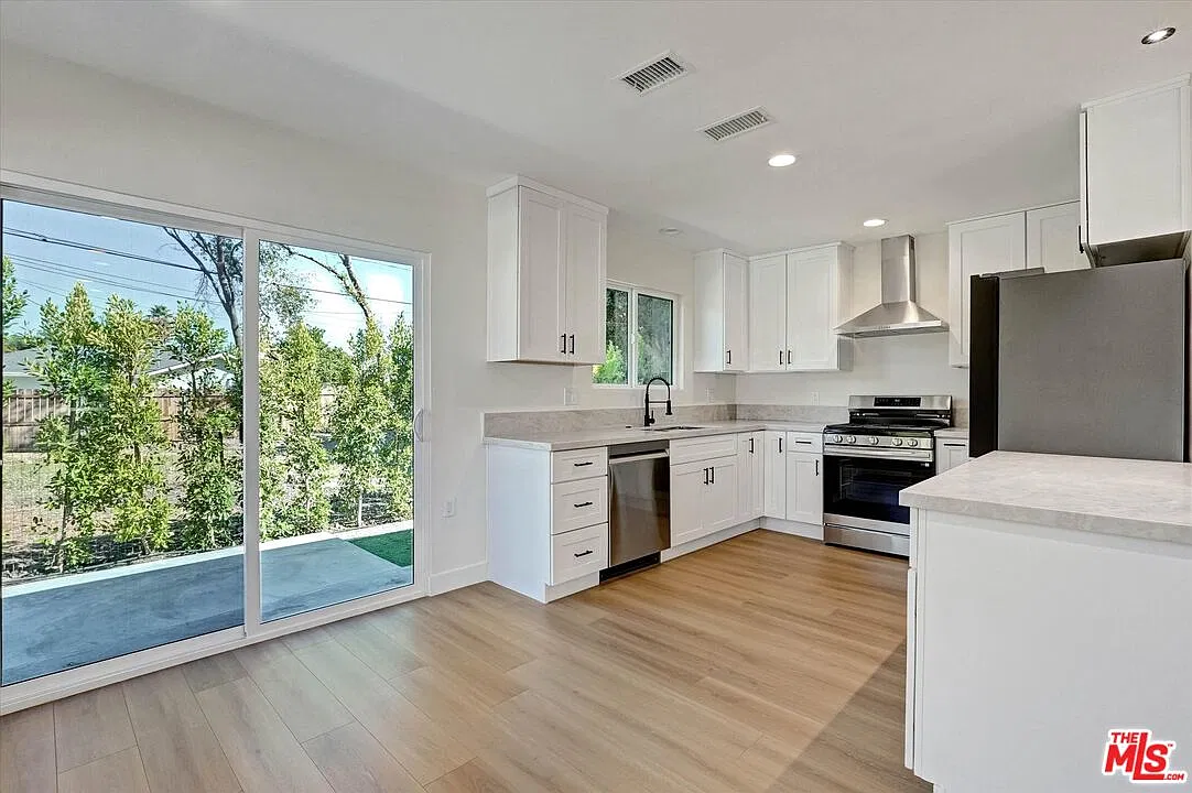 3 bed, 2.5 bath, 1200 sqft, $4,395 — Photo 4