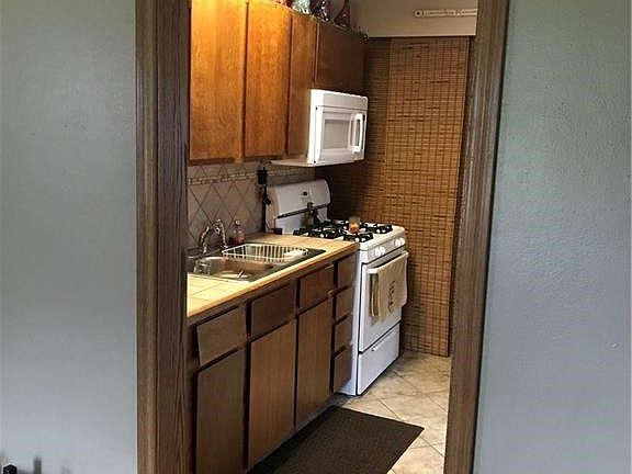 5th image of 129 E 6th St