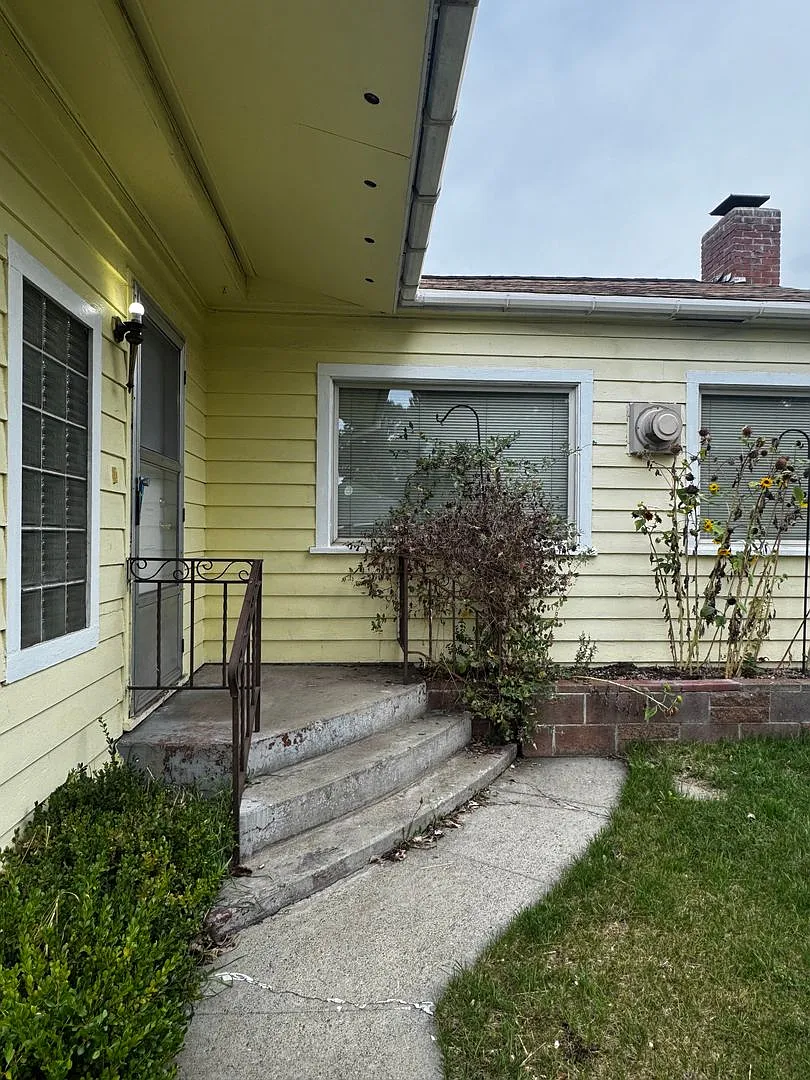 Spacious 2-Bedroom Home Near Parks & Hospital — Photo 3